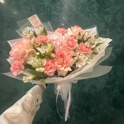 Авторский букет с гортензией, альстромерией и диантусами🌸