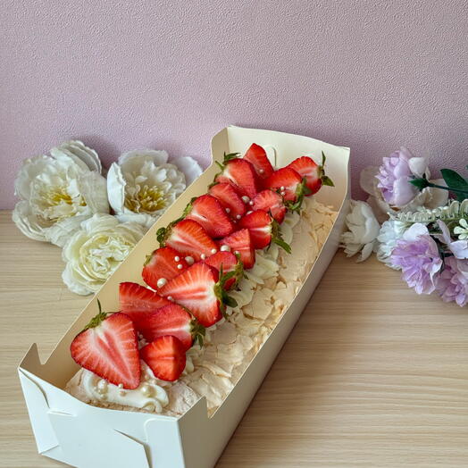 Меренговый рулет с клубникой