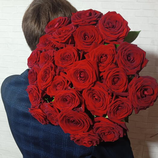 25 красных роз Red Naomi 60см под ленту