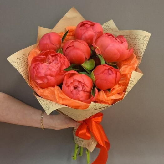 Букет из 7 коралловых пионов