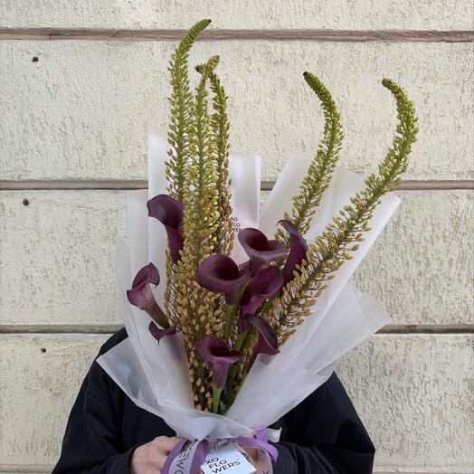 Авторский букет с каллами и эремурусом от XOFLOWERS