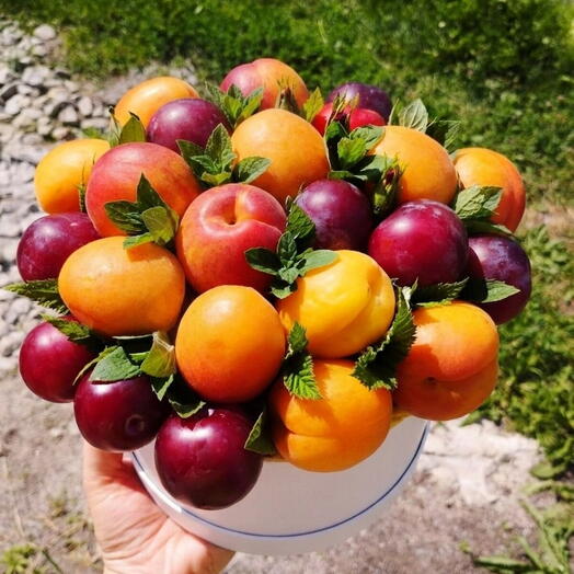 Фруктовый букет с сезонными фруктами