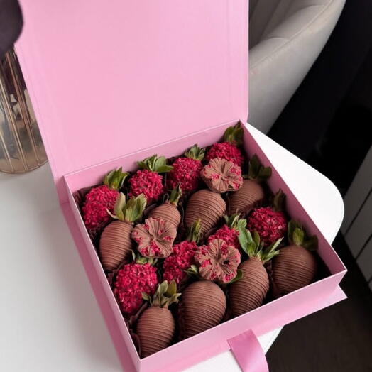 Клубника в шоколаде 16 ягод Малина