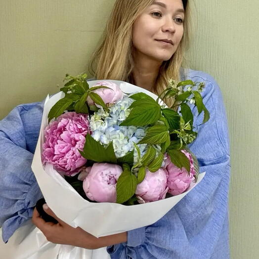 Букет из родовых пионов (Сара Бернар) 5 шт и голубой гортензии 1 шт. С веточками ароматной малины 3 шт