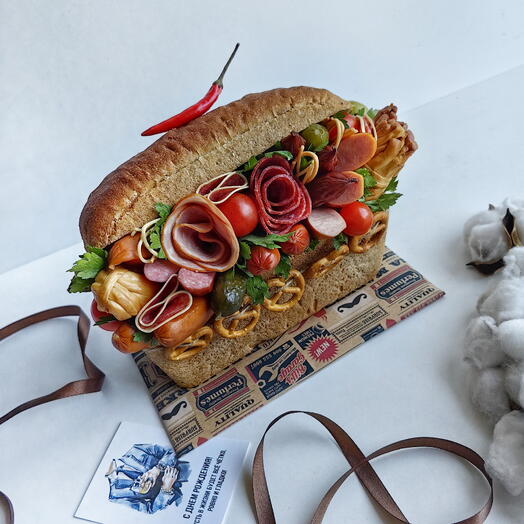 Подарок в хлебушке с колбасками и закусками мужчине