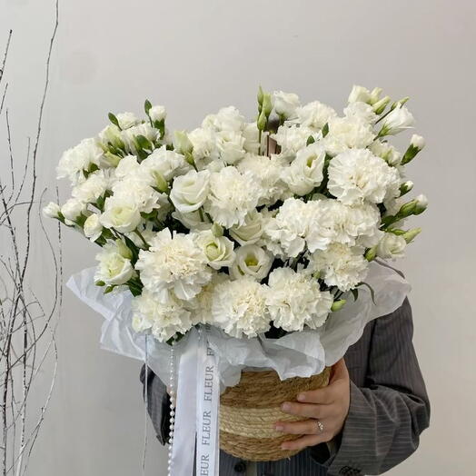 Корзина с эустомой и диантусом