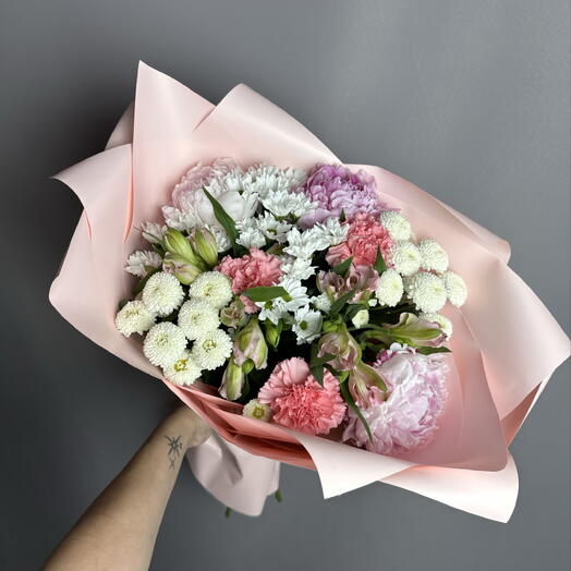 Сборный букет из хризантемы сантини и пионов
