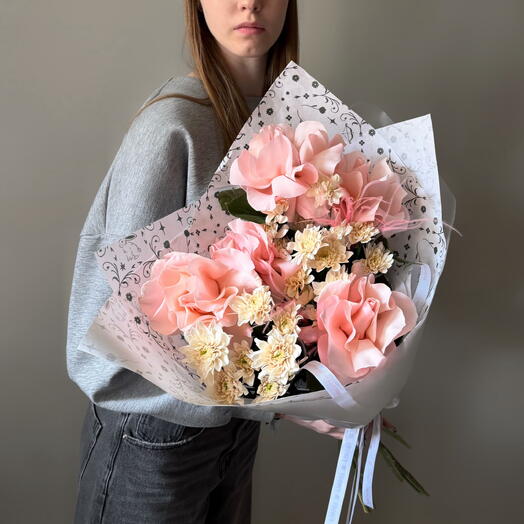 Букет из французских розовых роз, кустовой хризантемы и стифы. FD 14