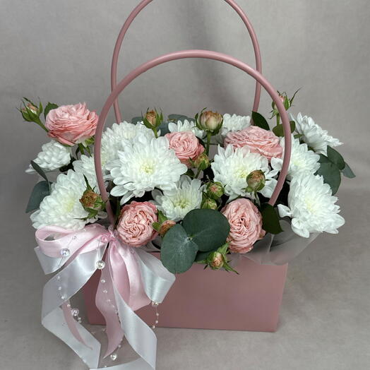 Пионовидная роза Мадам бомбастик с хризантемой в сумочке🤍🎀💕