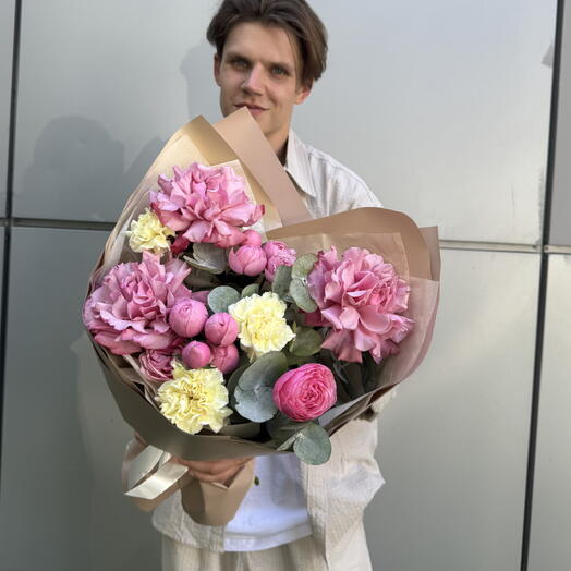 «Гармония оттенков:🎀💝»авторский букет из французских роз „Кантри Блю, пионовидных роз „Сильва, диантусов, эвкалипта 🌸