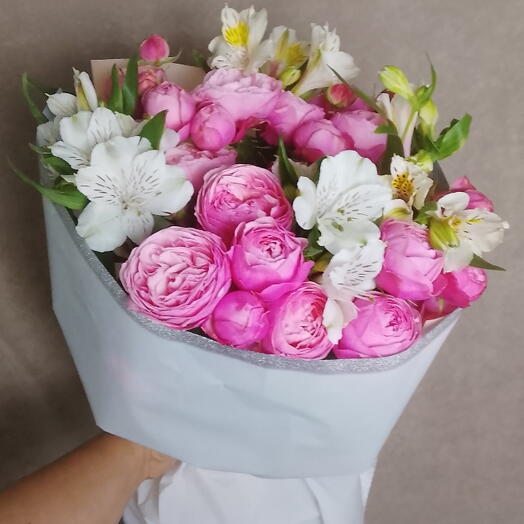 Роза кустовая пионовидная с альстромерией