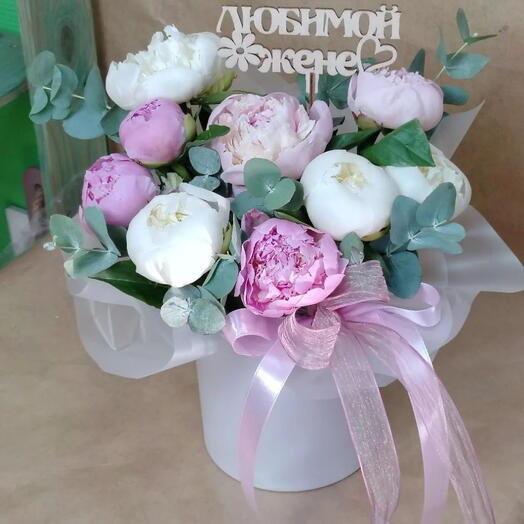 Коробка с пионами