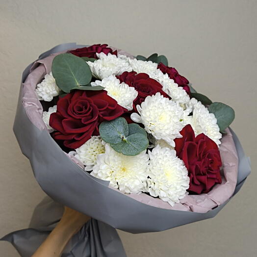 Букет с розами и хризантемой 🌹