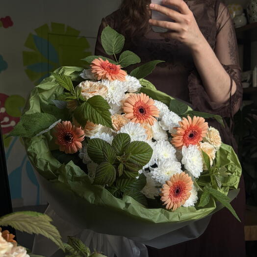 Круглый букет с герберами и кустовой розой