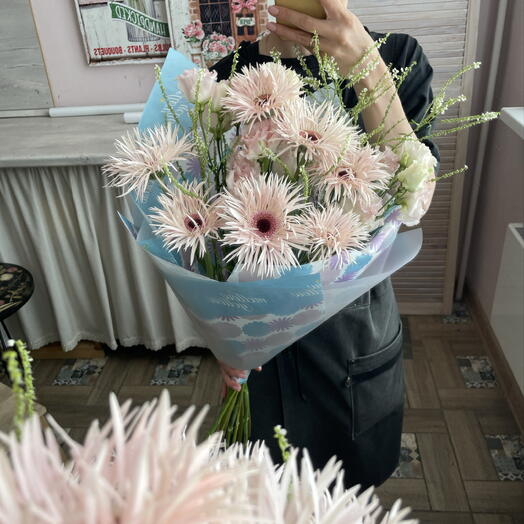 Букет с герберами и эустомой