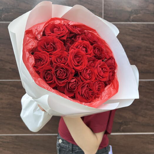 Букет-комплимент из красной кустовой розы 🌹