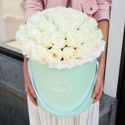Grand Hatbox with white roses GREEN