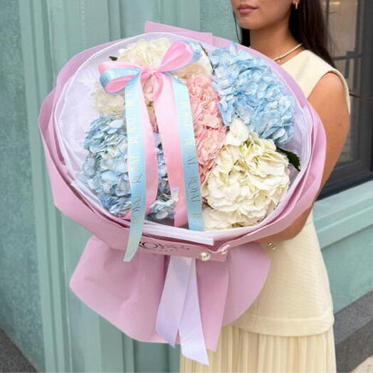 Bouquet of 5 hydrangeas in decorative wrapping