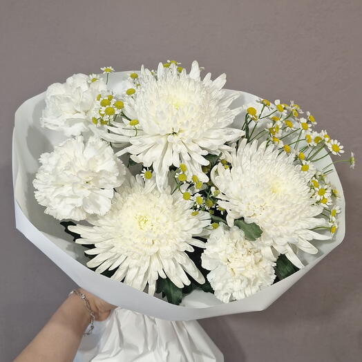 Нежный летний букет с одноголовой хризантемой, ромашкой и диантусом