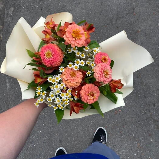 Сборный букет с георгинами
