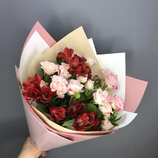 Букет с кустовыми розами и альстромериями🌺☘️🌺☘️🌺