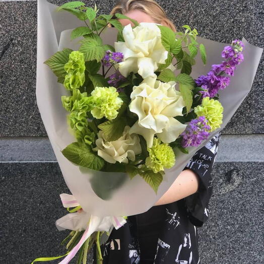 Букет с белыми розами и фиолетовой маттиолой🌸