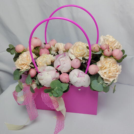 💞 Композиция "PERVOЦВЕТ" из пионов, кустовых роз, диантусов и эвкалипта в яркой сумочке
