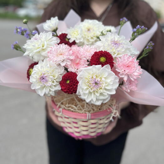 Корзина с сезонными цветами