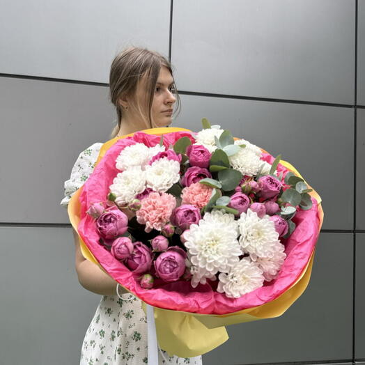 Букет «Bubll gam💞🌼» из пион роз сорта Мисти Баблс , хризантем и диантусов 💞