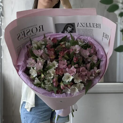25 микс альстромерий в розовой упаковке🌸