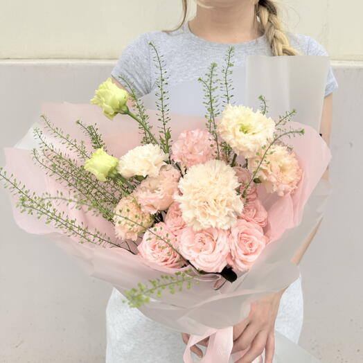 Эксклюзивный букет из эустомы, кустовой розы и ярутки 💕