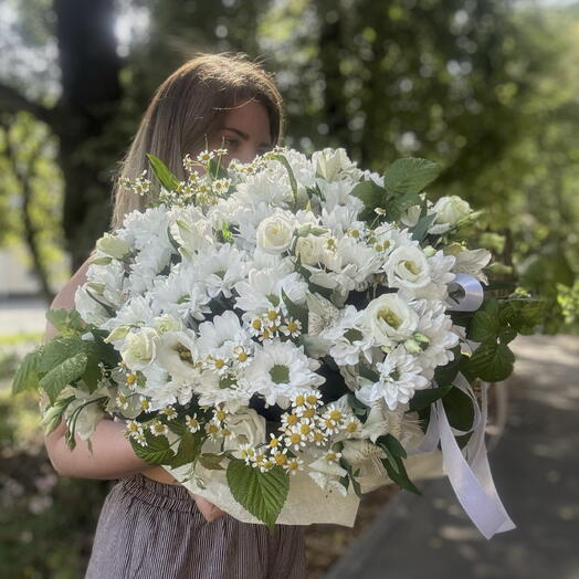 Корзина из кустовой хризантемы, альстромерии, лизиантуса и ромашек (средняя)