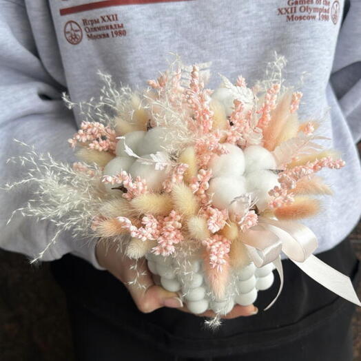 Композиция с белым хлопком, лагурусом и сарго