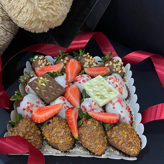 Клубника в шоколаде в крафт коробочке с плиточками шоколада