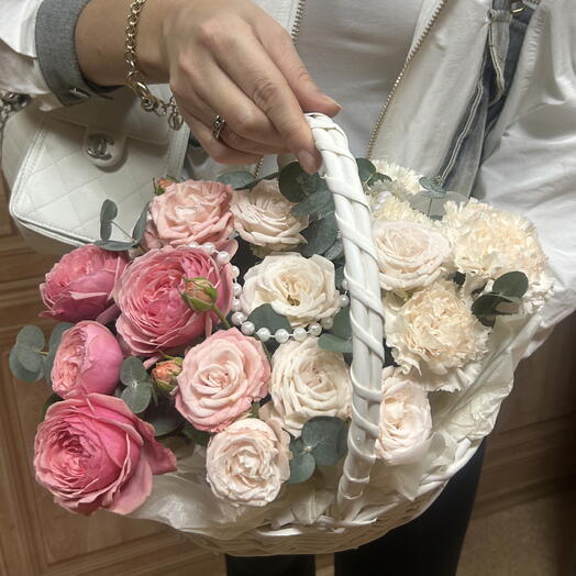 Цветы в корзине