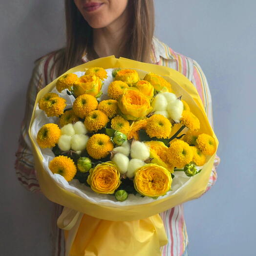 Яркий букет из жёлтой кустовой розы с хлопком