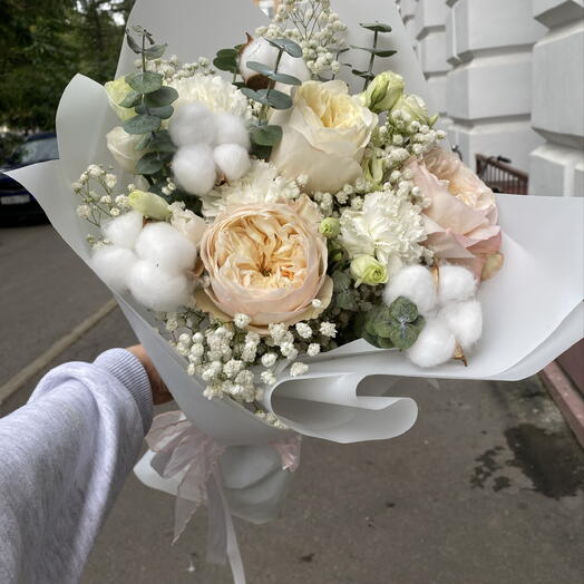 Букет с пионовидной розой, гипсофилой и эустомой «нежное облако»