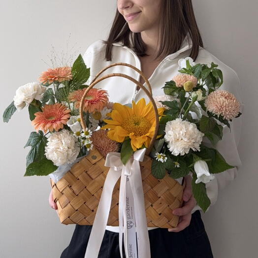 Корзина с подсолнухом, астрами, диантусами и герберами