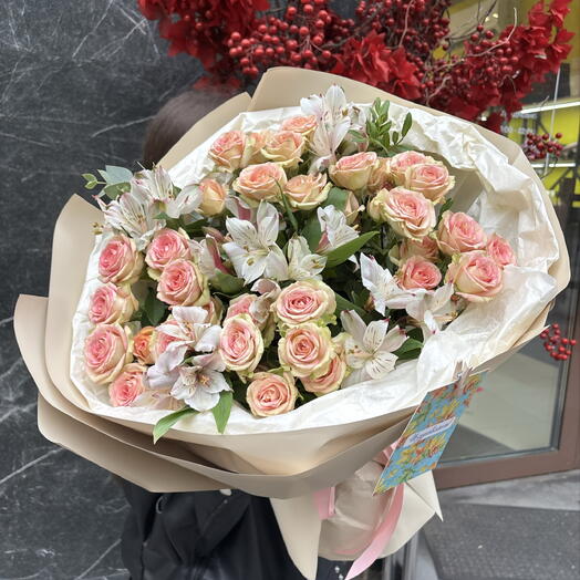 Прекрасные кустовые розы с альстромерией