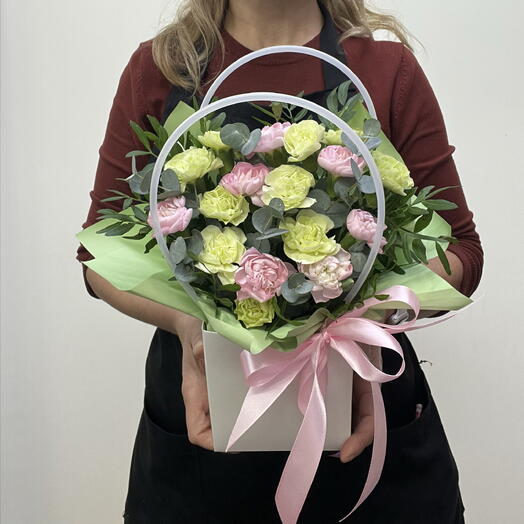Композиция Нежное лето из кустового диантуса и эвкалипта