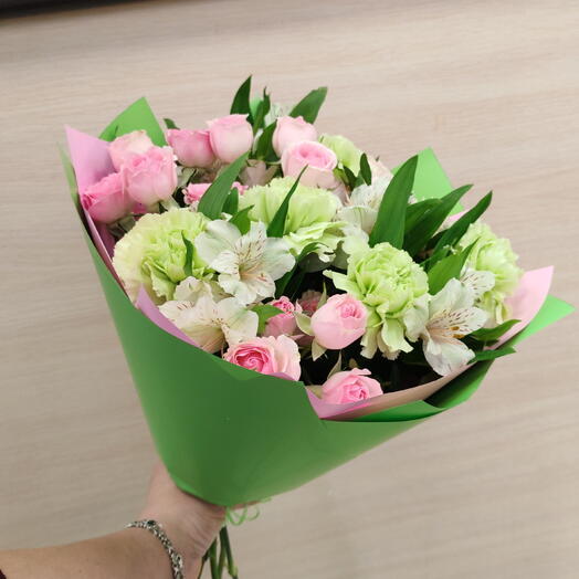 Букет кустовых роз и альстромерий 🩷💕💗