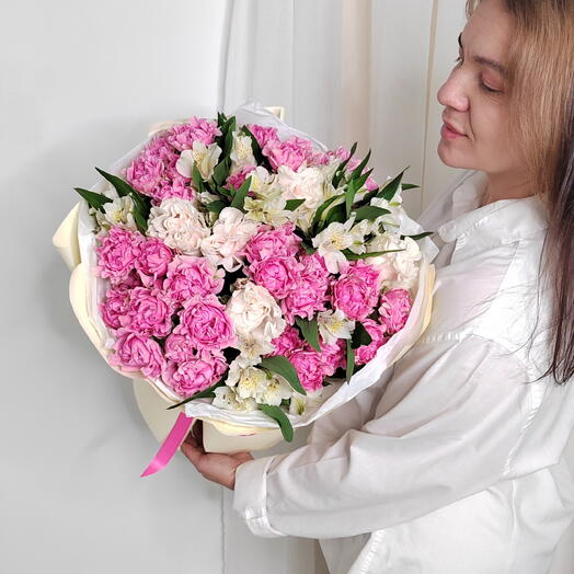 Шикарный Готовый букет с альстромерией и пионовидной кустовой и одиночной розой
