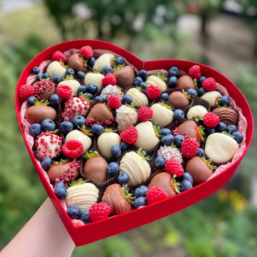 Большое сердце с клубникой в шоколаде, малиной и голубикой Дофаминовый букет