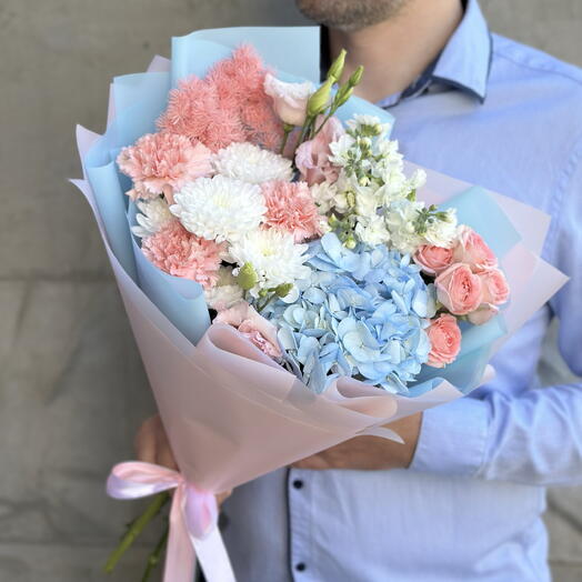 Яркий букет из гортензии и кустовых роз «Соната mini Arenaflowers