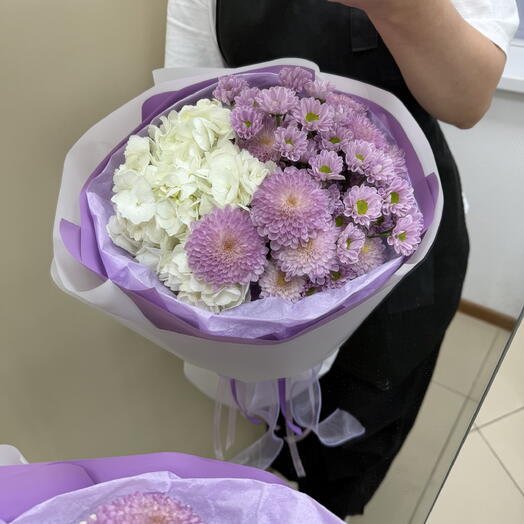 Букет с белой гортензией и сиреневыми хризантемами 💐