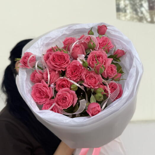 Моно букет из шикарных малиновых кустовых роз 🩷