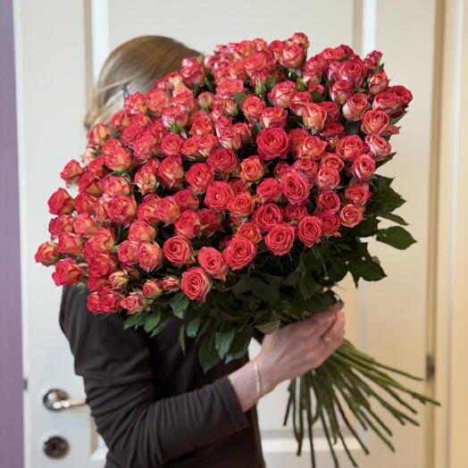 Кустовые розы яркие 35 шт