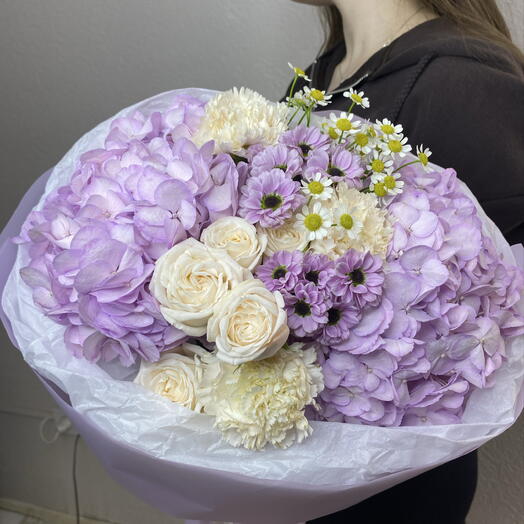 Романтичный букет с фиолетовой гортензией, розами и сантини 💜
