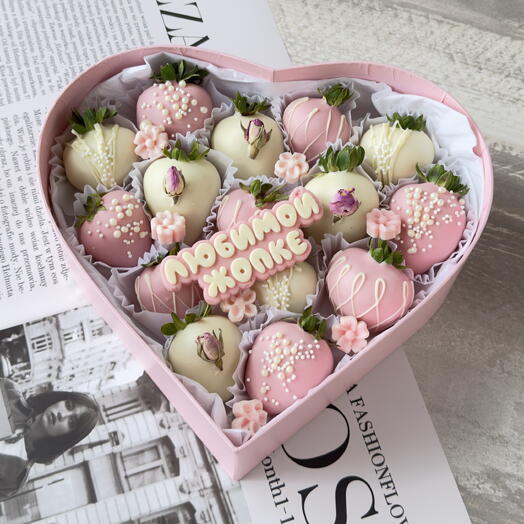 Сердце из клубники в шоколаде