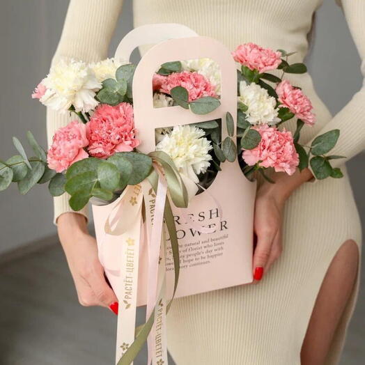 Handbag with dianthus and eucalyptus (15 pcs)